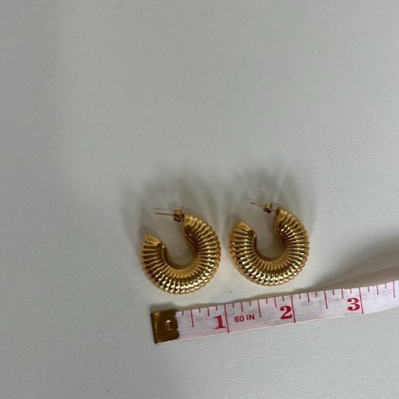 NWT Gold Tone Moon Shaped Hoop Earrings 5/$25 - Picture 5 of 6